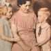 L'artista americana Sue Shanahan scorge tra le foto di Titti una bambola che le ricorda la sua amatissima nonna Loretta (nell'immagine al centro)